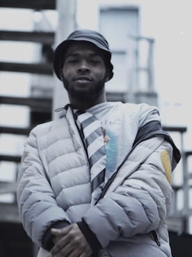 「OFF-WHITE」｜「アイテム（ダウンジャケット/コート）」を使った、Bryan Bluさん（メンズ・173cm）の冬コーディネート