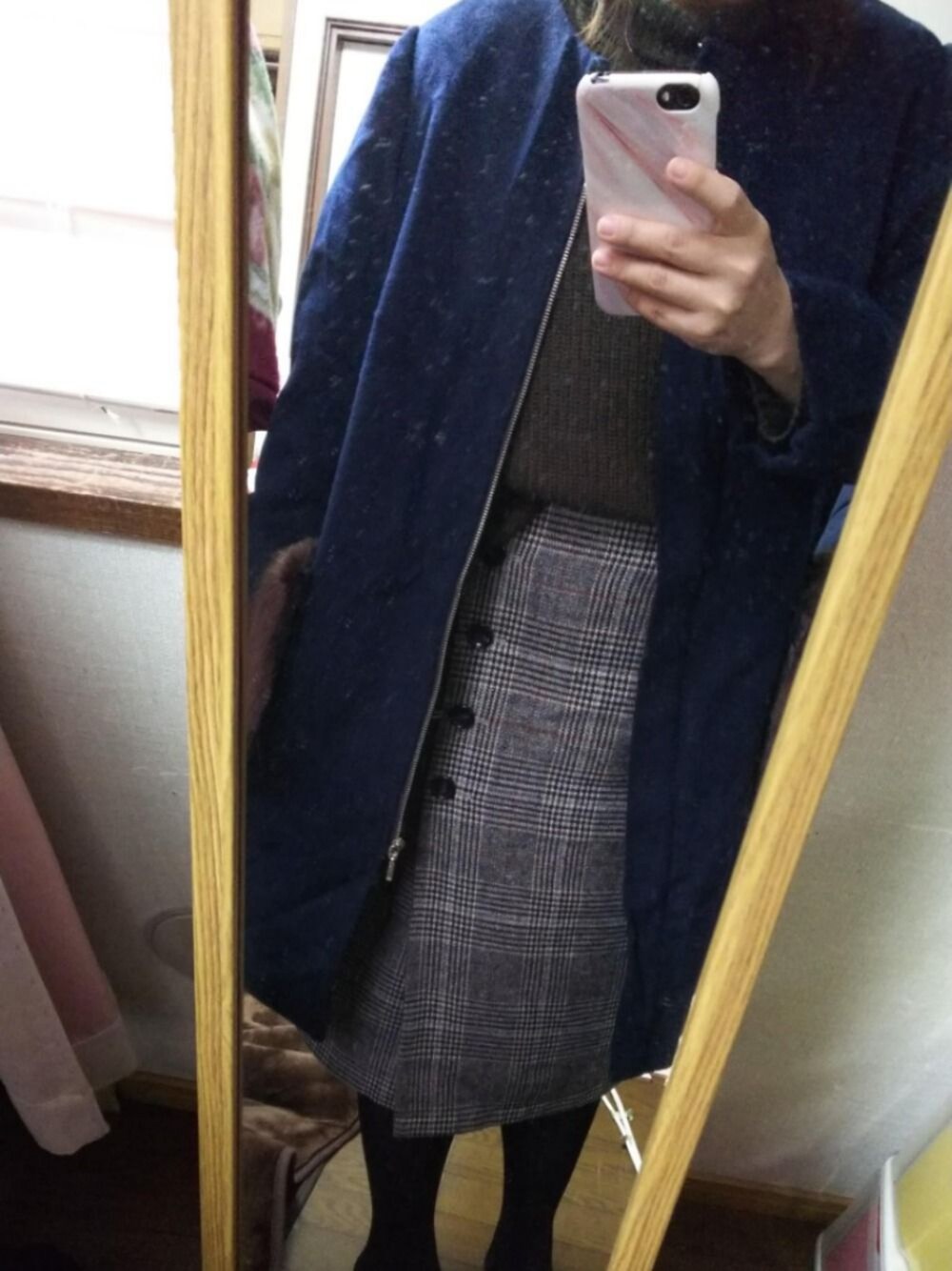 ブラウン系のスカート、グリーン系のニット/セーター、ブルー系のジャケット/アウターを着用したレディースの冬コーディネートの1枚目の写真