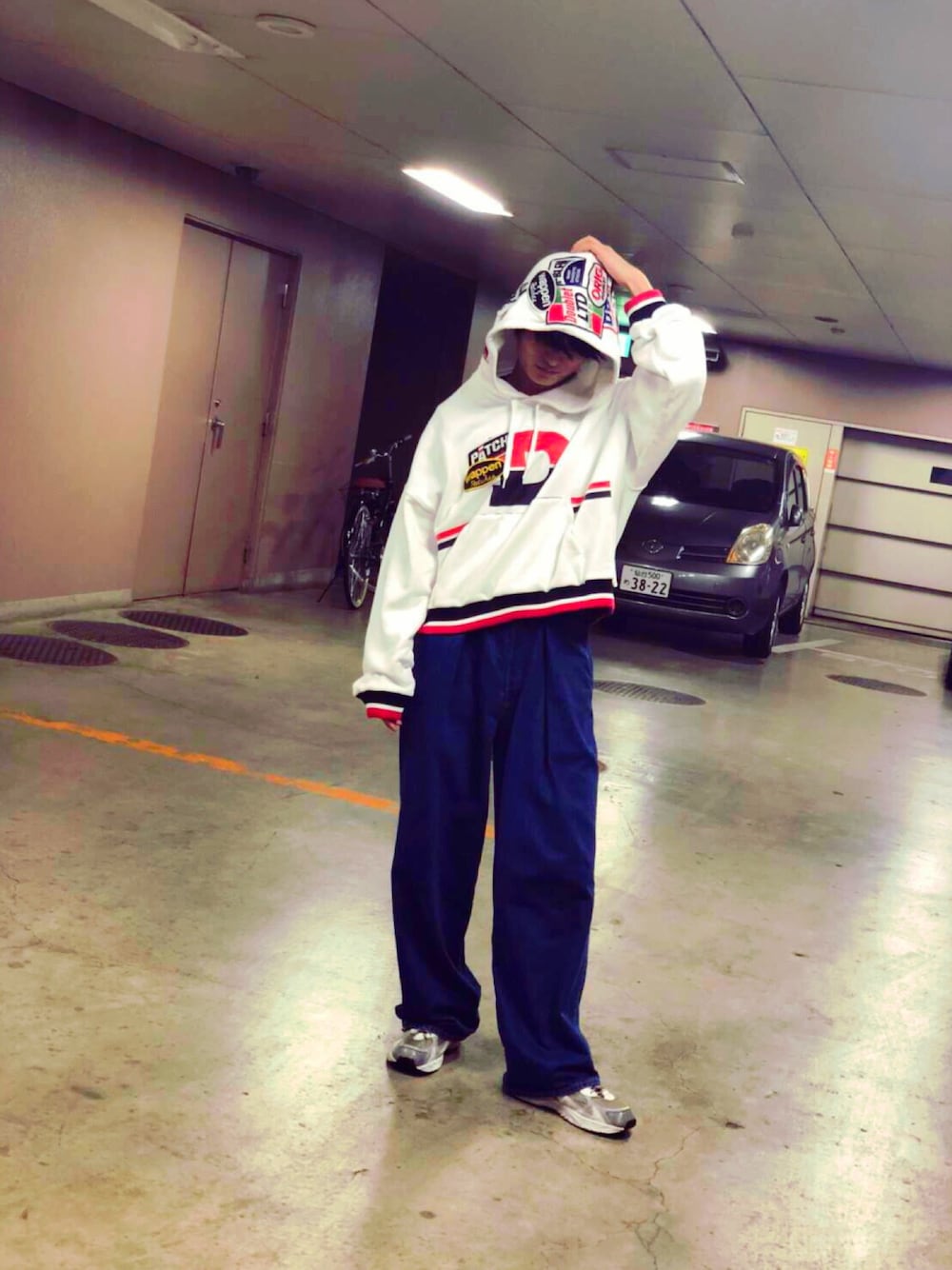 「doublet、MARKAWARE」｜「doubletのDoublet - アップリケ パーカー - men - コットン - L（パーカー、ホワイト系）」を使った、ソウマさん（メンズ・176cm）の秋コーディネートの1枚目の写真
