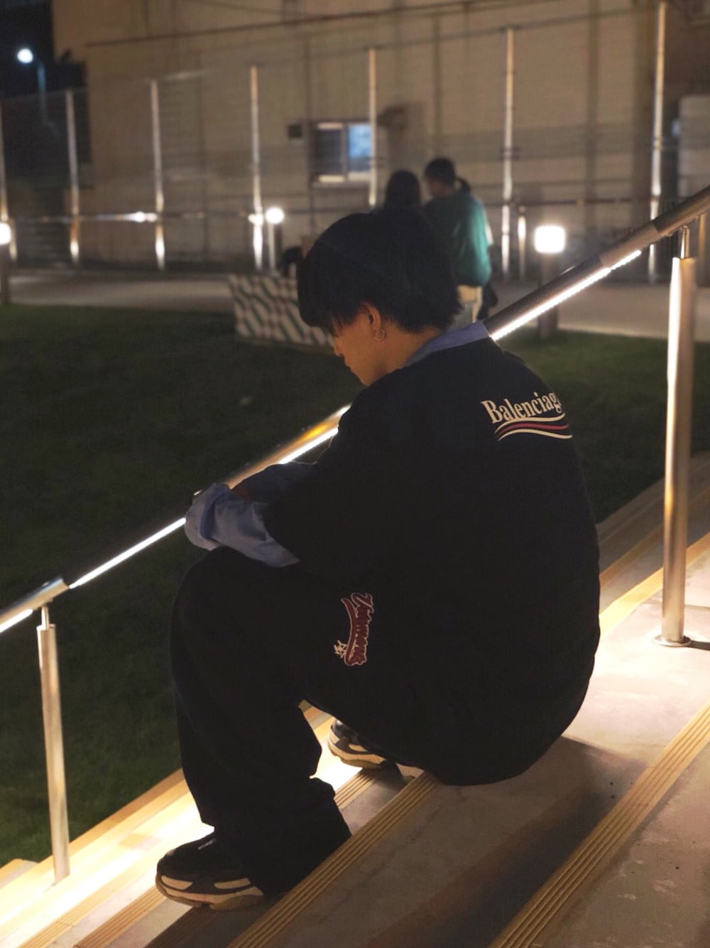 「ootd、BALENCIAGA、vetements、balenciaga triple s、ラグジュアリーストリート、street、いいね、save、フォローお願いします🤑」｜「BALENCIAGAのアイテム（Tシャツ/カットソー、ブラック系）」を使った、ソウマさん（メンズ・176cm）の秋コーディネートの1枚目の写真
