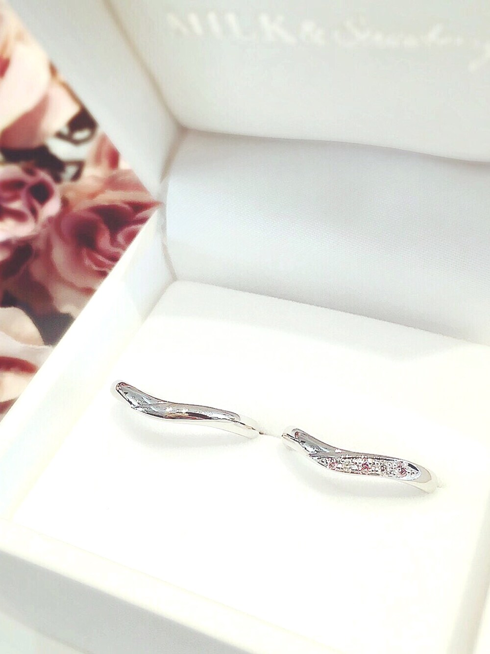 シルバー系のリングを着用したレディースの夏コーディネートの1枚目の写真