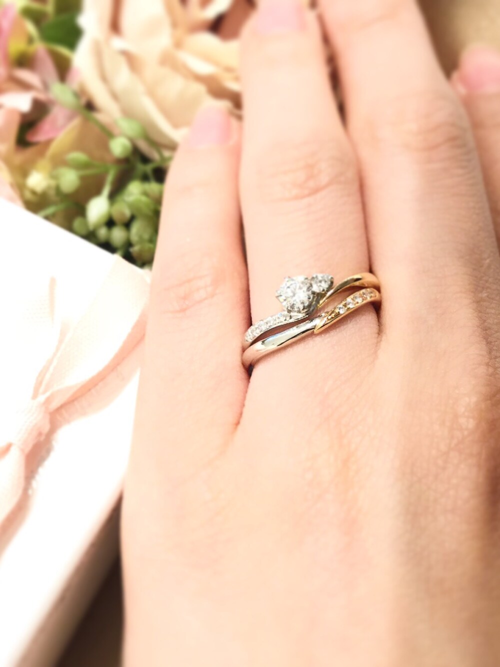 ゴールド系のリングを着用したレディースの夏コーディネートの1枚目の写真