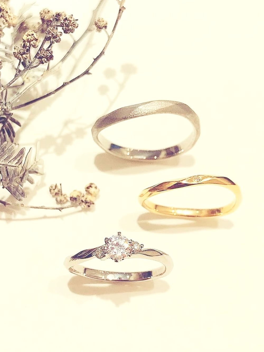 シルバー系のリング、ゴールド系のリングを着用したレディースの夏コーディネートの1枚目の写真