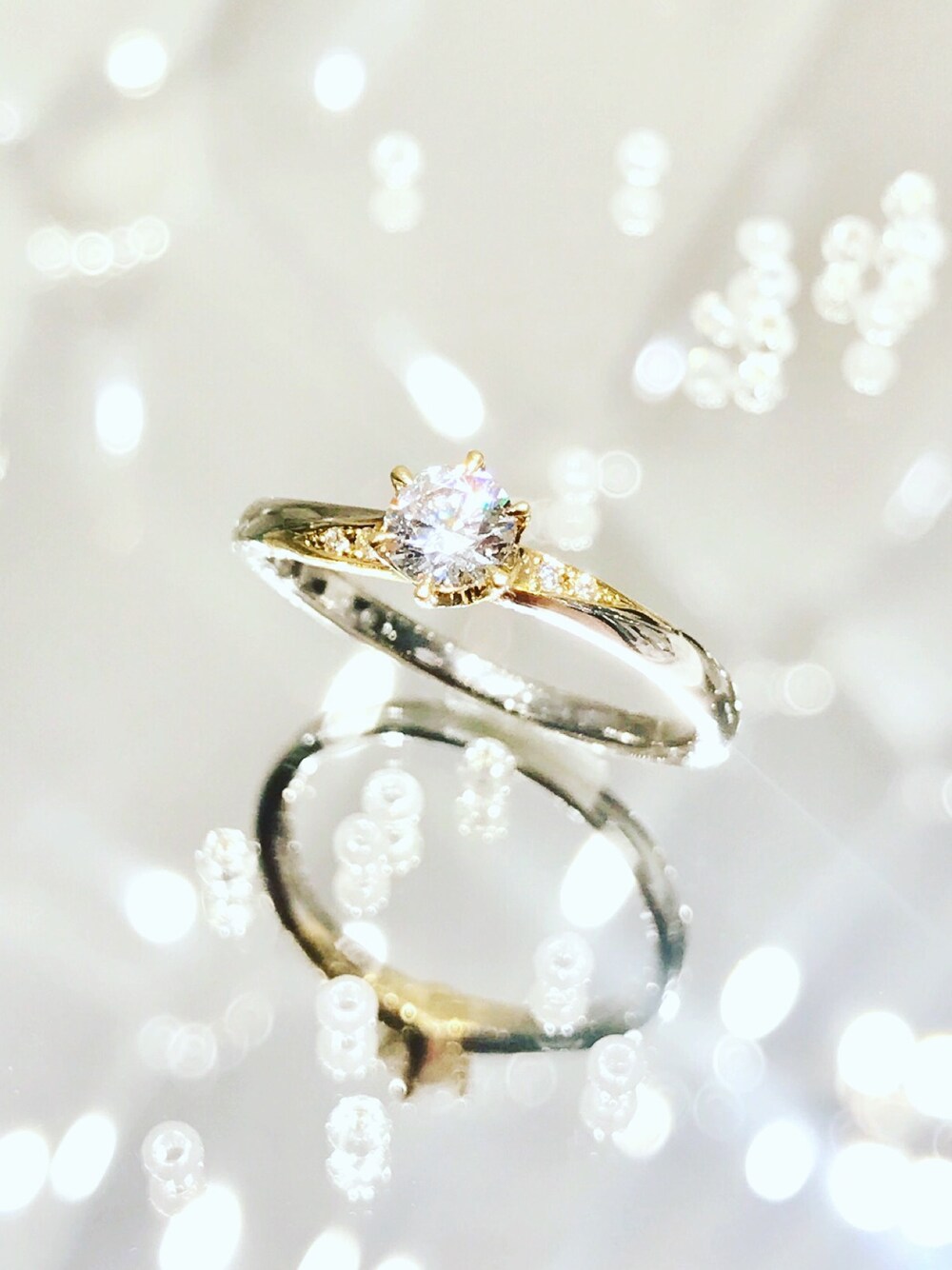 ゴールド系のリングを着用したレディースの夏コーディネートの1枚目の写真