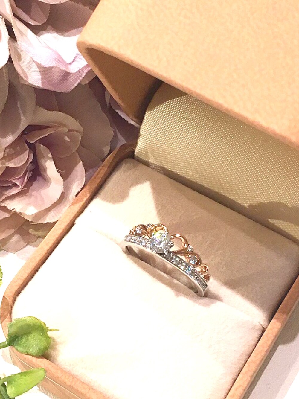 ゴールド系のリングを着用したレディースの夏コーディネートの1枚目の写真