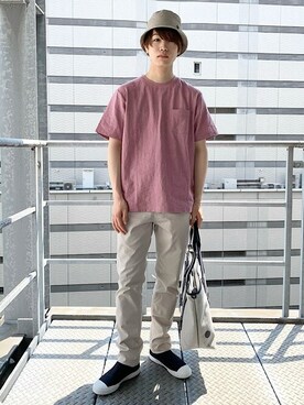 チノパンツを使った ピンクtシャツ のメンズ人気ファッションコーディネート Wear