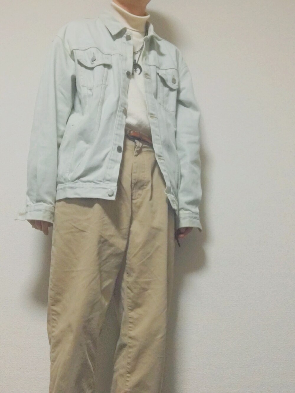 「BEAMSのアイテム（チノパンツ、ベージュ系）」を使った、masanさん（メンズ・174cm）の春コーディネートの1枚目の写真