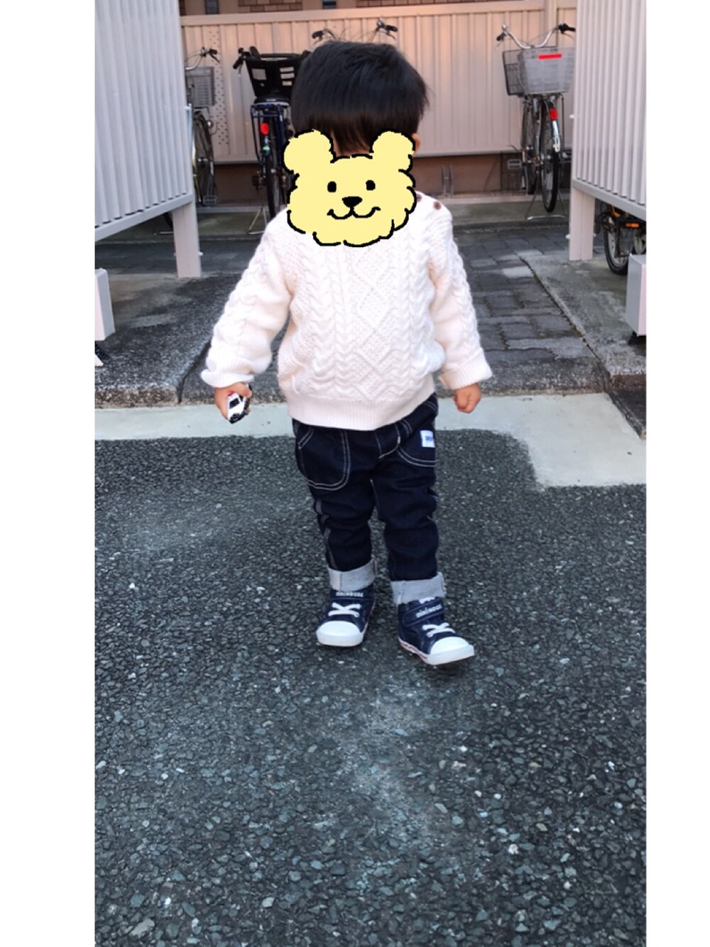 ブルー系のデニムパンツ、ホワイト系のニット/セーター、ブルー系のスニーカーを着用したキッズの冬コーディネートの1枚目の写真