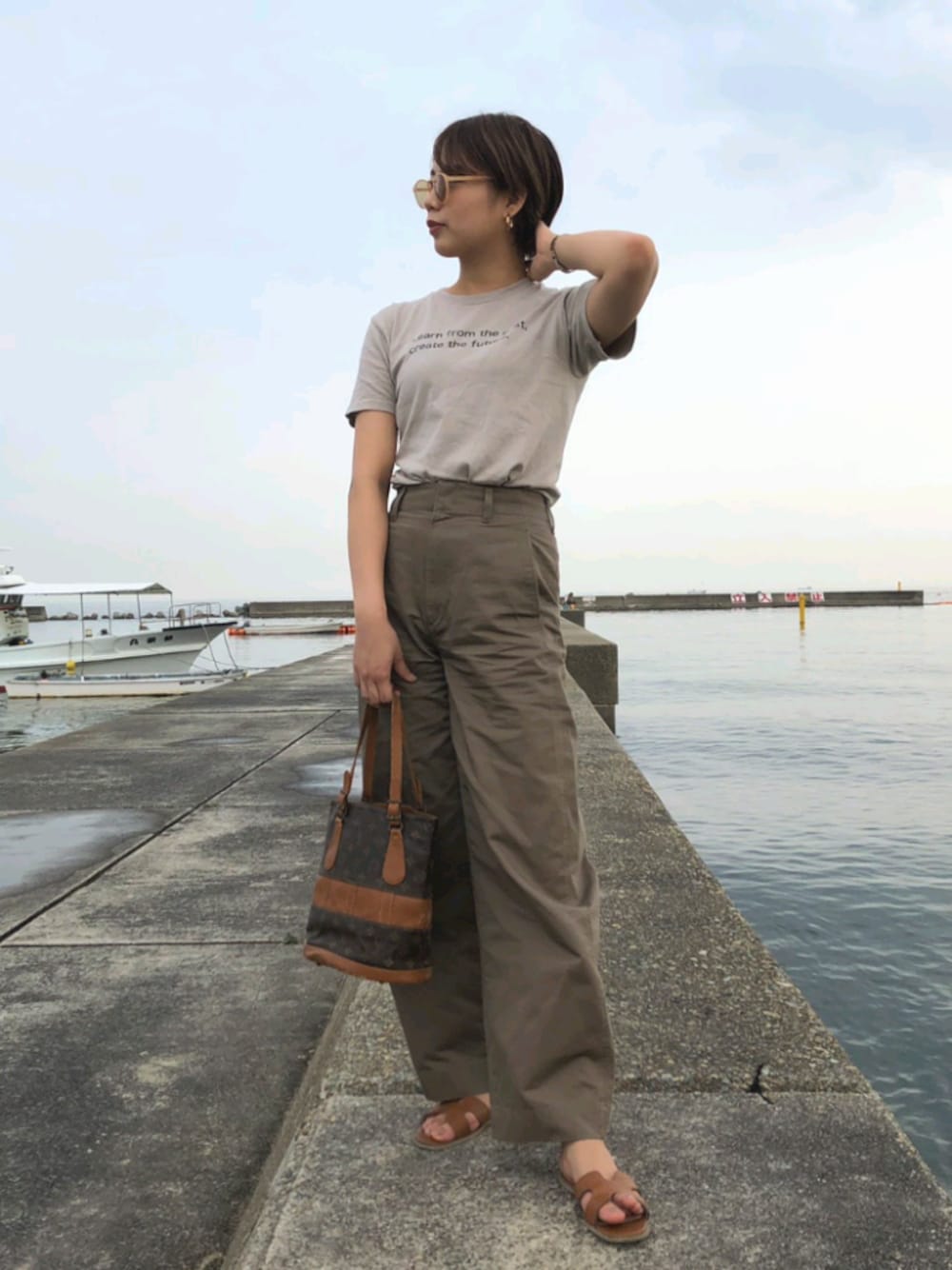 「夏コーデ、今日のコーデ、ootd、Tシャツ、シンプル、ベージュ、プチプラコーデ、ワントーンコーデ、海」｜「BEAMS BOYのBEAMS BOY / BOY メッセージ ショートスリーブ（Tシャツ/カットソー、ベージュ系）」を使った、mihoさん（レディース・170cm）の夏コーディネートの1枚目の写真