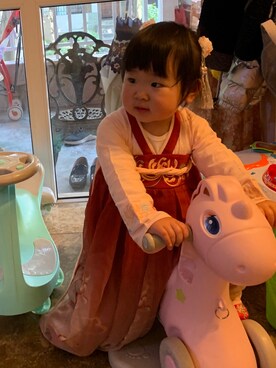 「初立汉服のアイテム（ドレス、レッド系）」を使った、帕塔斯基さん（キッズ・90cm）の春コーディネート