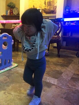 「adidas（アディダス）のアイテム（スニーカー、ピンク系）」を使った、帕塔斯基さん（キッズ・90cm）の春コーディネート