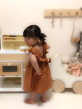 「うしろ姿」｜「アイテム（おもちゃ）」を使った、retronさん（キッズ・90cm）の冬コーディネート