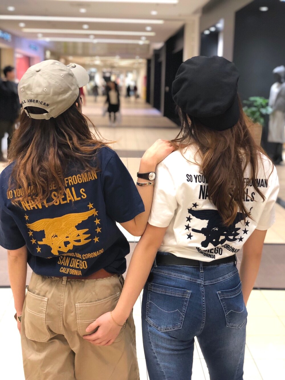 ブルー系のデニムパンツを着用したレディースの冬コーディネートの1枚目の写真