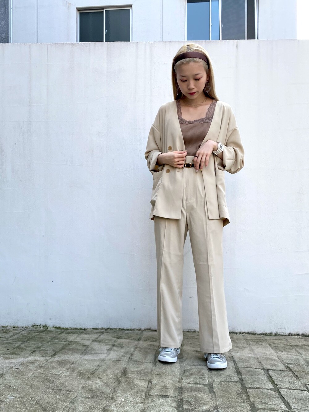 「春コーデ、大人カジュアル、ootd、低身長、スニーカーコーデ、パンツスタイル、セットアップ、wcloset、w closet、キレイめ」｜「w closetのポリカルゼシャツジャケット（その他アウター、ベージュ系）」を使った、M I H Oさん（レディース・152cm）の春コーディネートの1枚目の写真