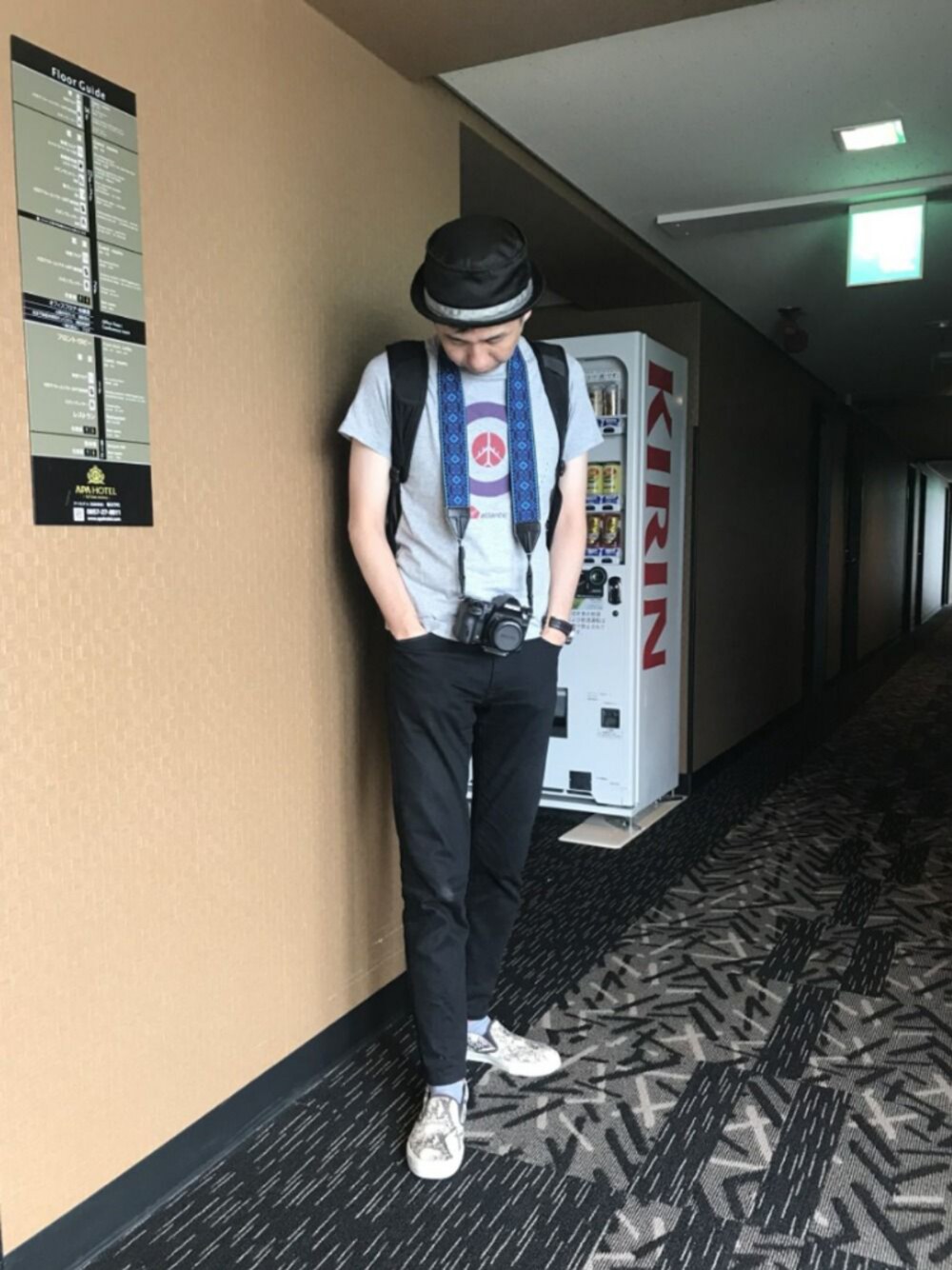ブラック系のデニムパンツ、その他のスニーカー、ブラウン系のバックパック/リュックを着用したメンズの夏コーディネートの1枚目の写真