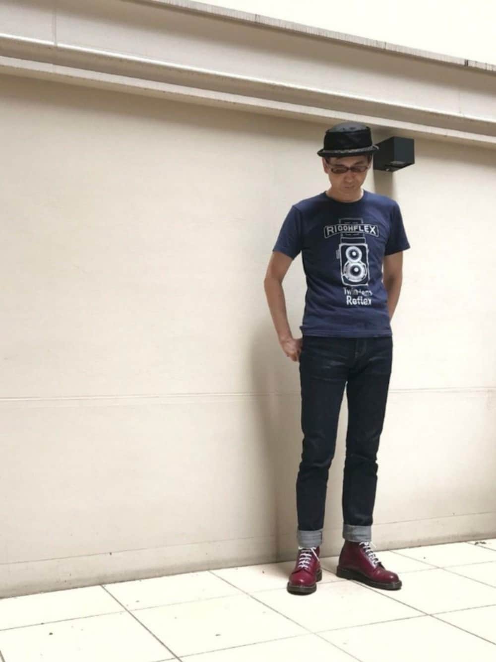 「トモ服、シンプル、カメラ好きな人と繋がりたい、タイトシルエット、スキニー、ロールアップ、奥田民生民生別注、休日コーデ、白人至上主義では無い、カメラ男子」｜「Jujubeeのjujubee別注 メモリーグラサン（サングラス、ブラウン系）」を使った、tomoomoさん（メンズ・176cm）の秋コーディネートの1枚目の写真