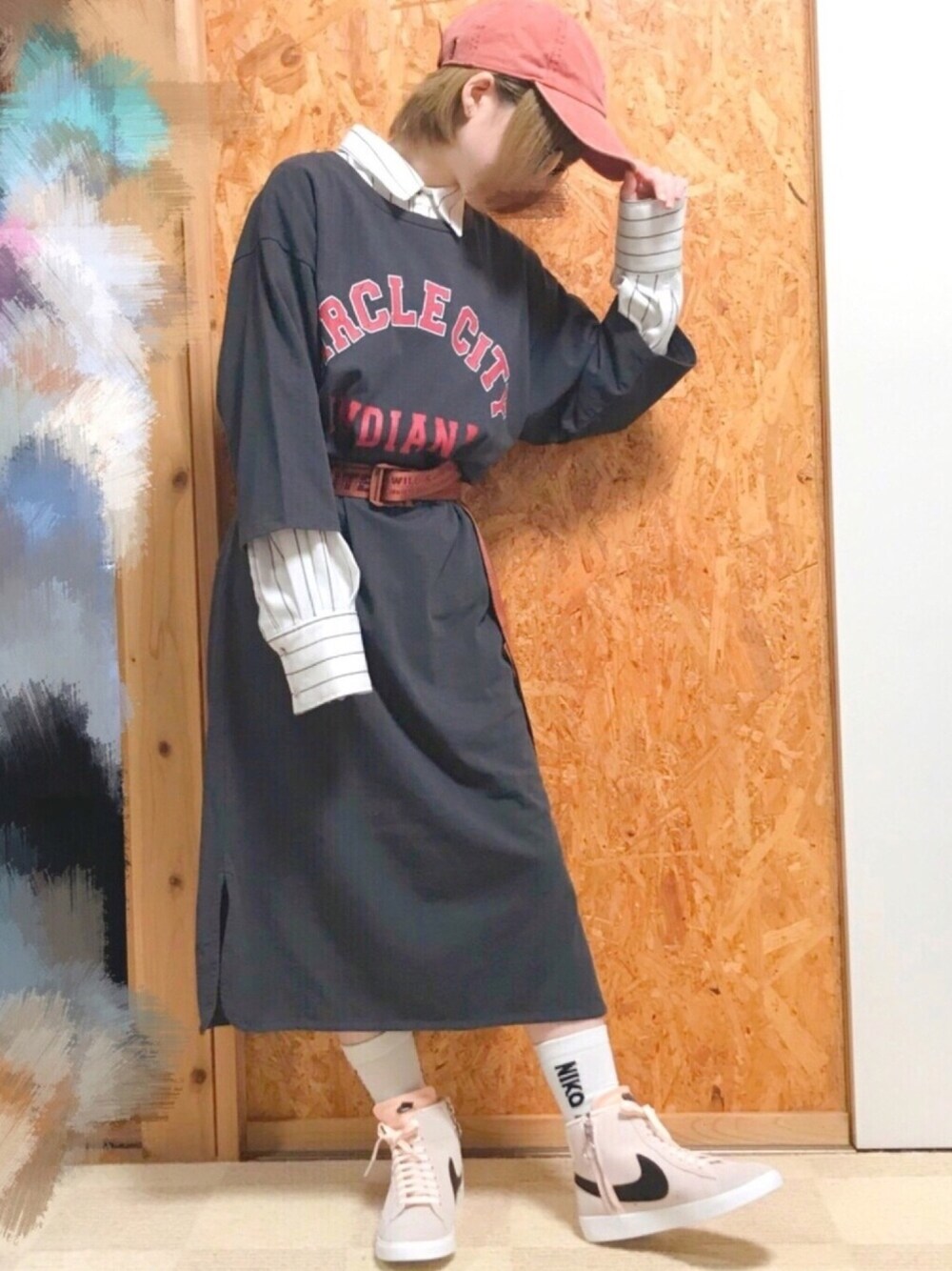 「ワンピース、OFF-WHITE、ニコアンド、秋服、ストライプシャツ、NIKE」｜「niko and...のコットン空紡ロゴカットロングワンピース2（ワンピース、グレー系）」を使った、funiさん（レディース・154cm）の秋コーディネートの1枚目の写真