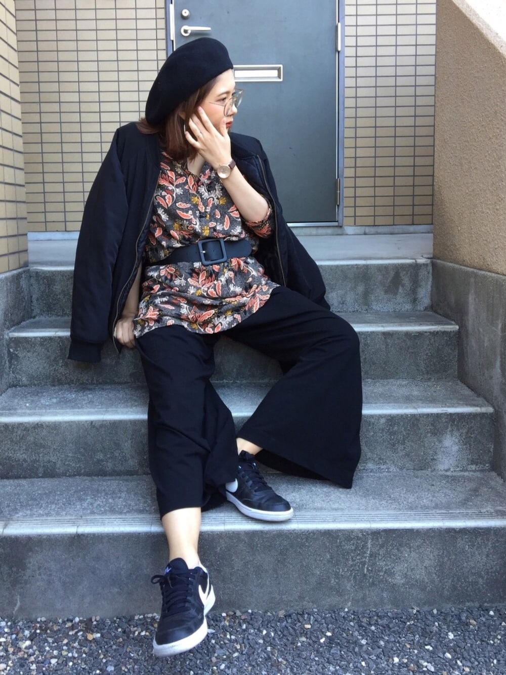 ブラック系のジャケット/アウター、オレンジ系のシャツ/ブラウス、ブラック系のその他パンツを着用したレディースの春コーディネートの1枚目の写真