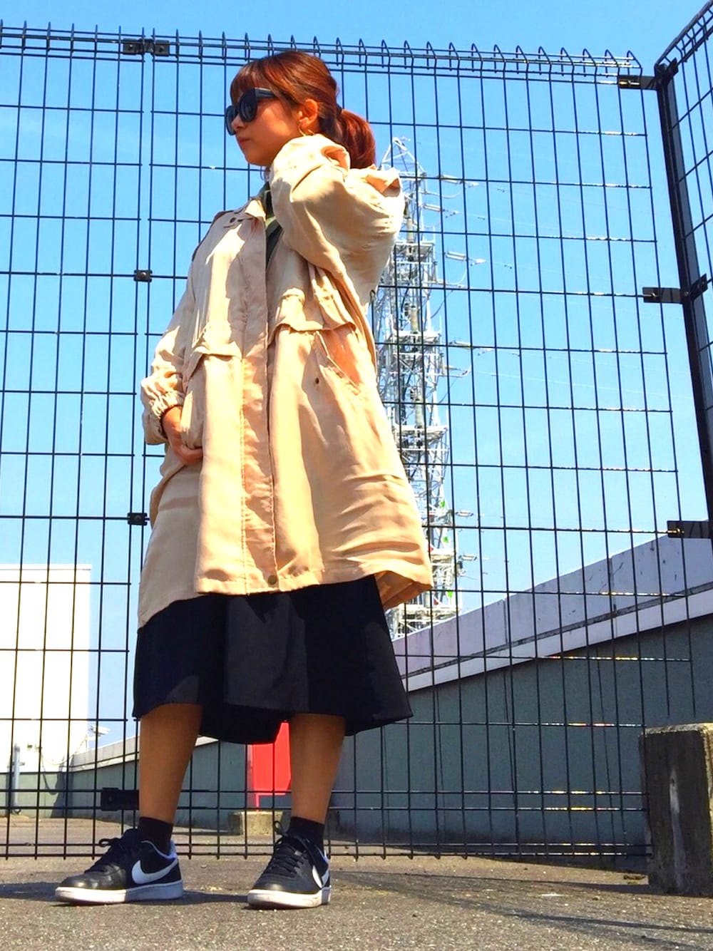 ベージュ系のミリタリージャケット、ブラック系のその他パンツ、ブラック系のスニーカーを着用したレディースの春コーディネートの1枚目の写真