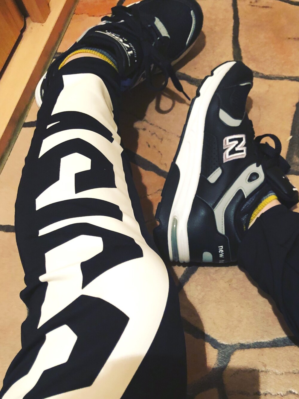 「キレイめ」｜「NEW BALANCEのアイテム（スニーカー、ブラック系）」を使った、田中やすおさん（メンズ・165cm）の冬コーディネートの1枚目の写真