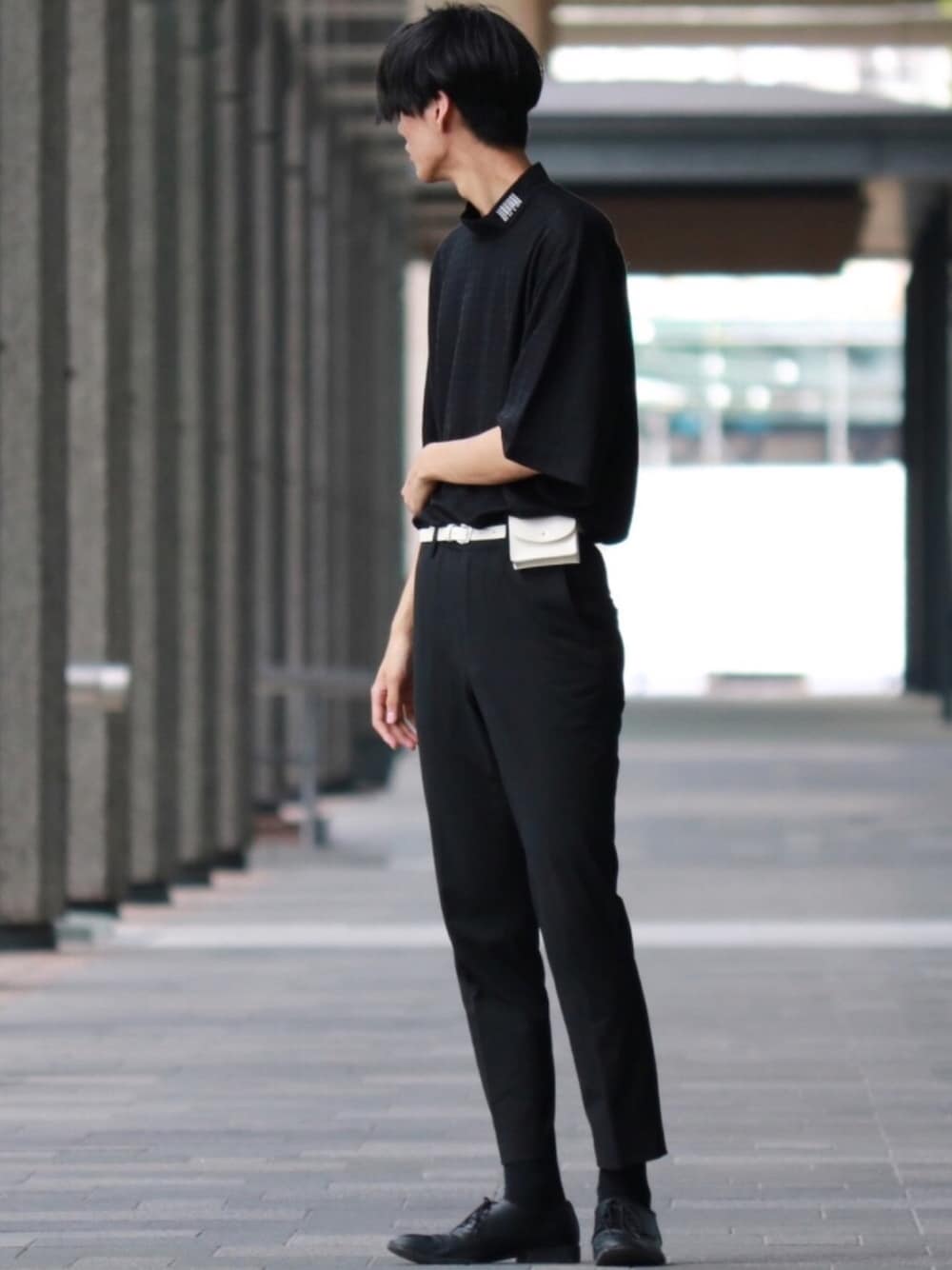 ブラック系のTシャツ/カットソー、ホワイト系のボディバッグ/ウエストポーチ、ブラック系のスラックスを着用したメンズの夏コーディネートの1枚目の写真