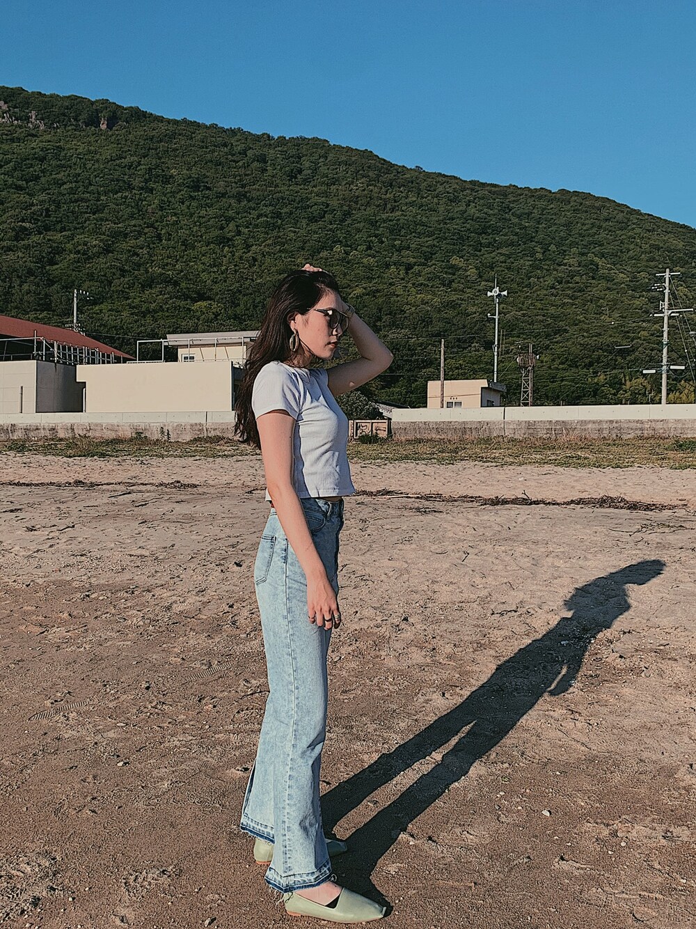 「海、ootd、お洒落さんとつながりたい」｜「H&Mのアイテム（Tシャツ/カットソー、ホワイト系）」を使った、８２さん（レディース・162cm）の冬コーディネートの1枚目の写真