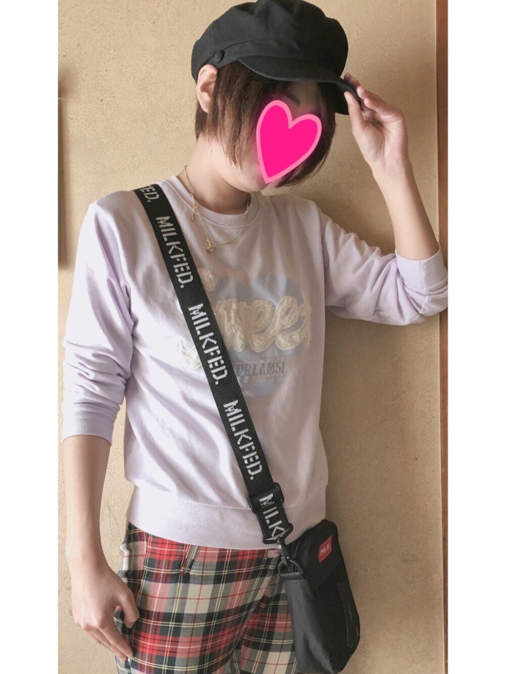パープル系のベスト、その他のその他パンツ、ブラック系のキャスケットを着用したレディースの春コーディネートの1枚目の写真
