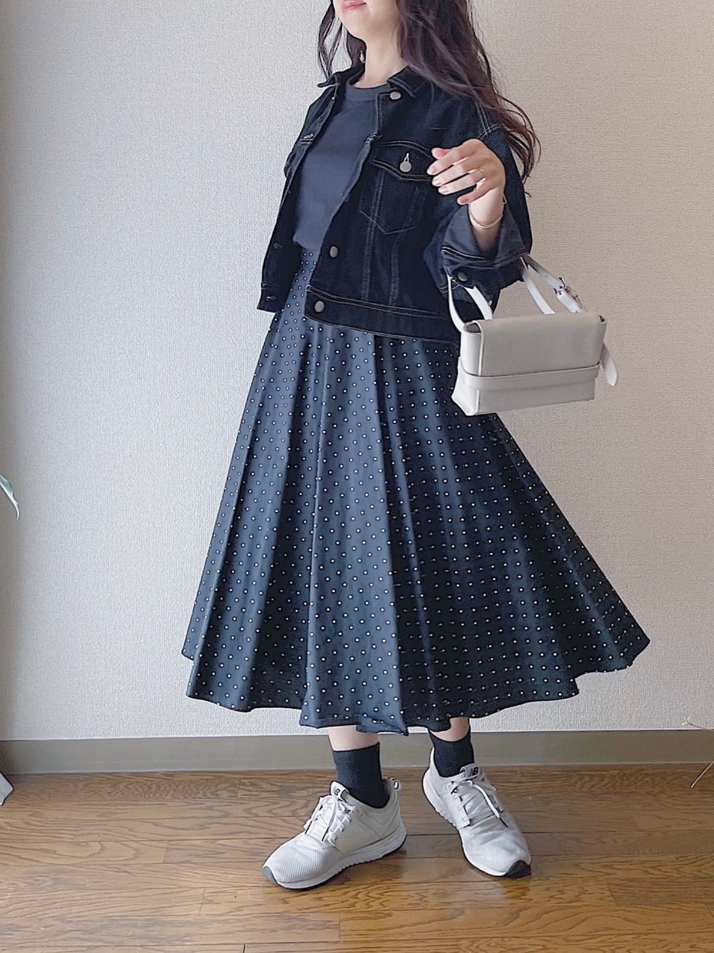 「春めきシューズ、大人カジュアル、低身長、低身長コーデ、大人女子、ブラックコーデ、春コーデ、デニムジャケット、柄スカート、モノトーン」｜「LOWRYS FARMのレースアップＧジャン　784758 （デニムジャケット、ブラック系）」を使った、tsugさん（レディース・150cm）の春コーディネートの1枚目の写真
