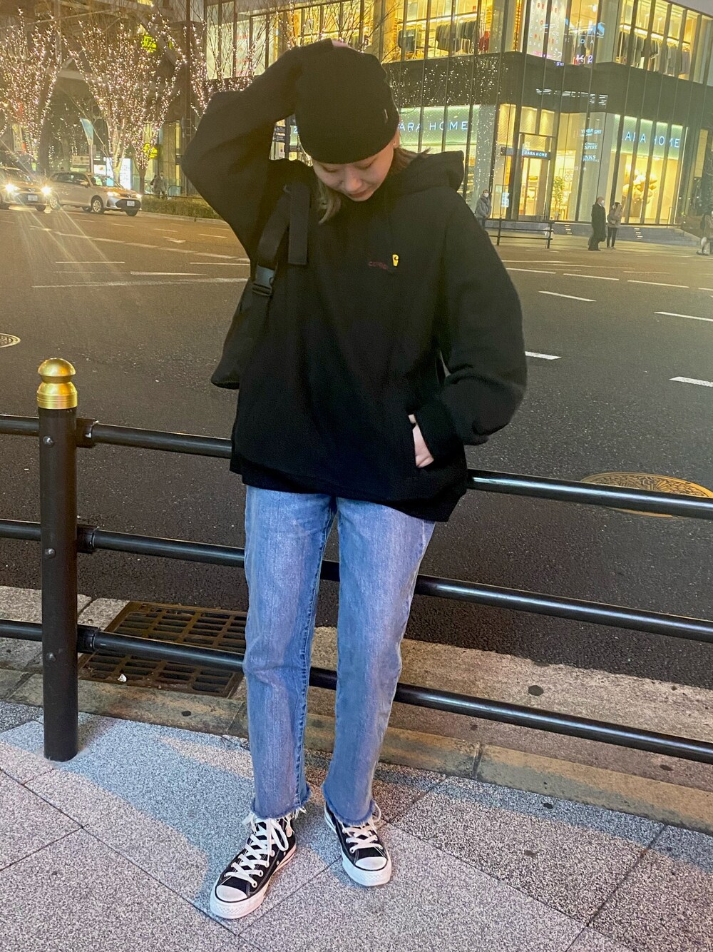 「休日コーデ、おしゃれさんと繋がりたい、スニーカーコーデ、ストリート、ストリートコーデ、スケータースタイル、carhartt、converse、WEGO、ゆるコーデ」｜「CarharttのCarhartt ルーズフィットベーシックパーカー SWEATSHIRTS I028279890020F（パーカー、ブラック系）」を使った、freesayumiさん（レディース・165cm）の冬コーディネートの1枚目の写真