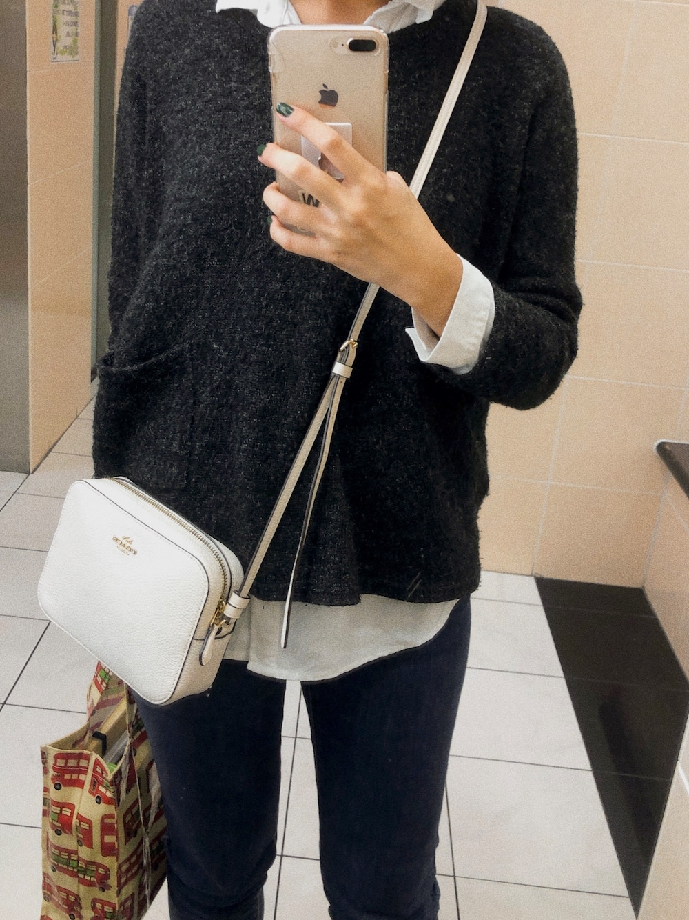 「カジュアルコーデ、シンプルコーデ、秋コーデ、GU、COACH、H&M、ootd」｜「H&MのH&M - ビスコースシャツ - ホワイト（シャツ/ブラウス、ホワイト系）」を使った、Iさん（レディース・161cm）の秋コーディネートの1枚目の写真