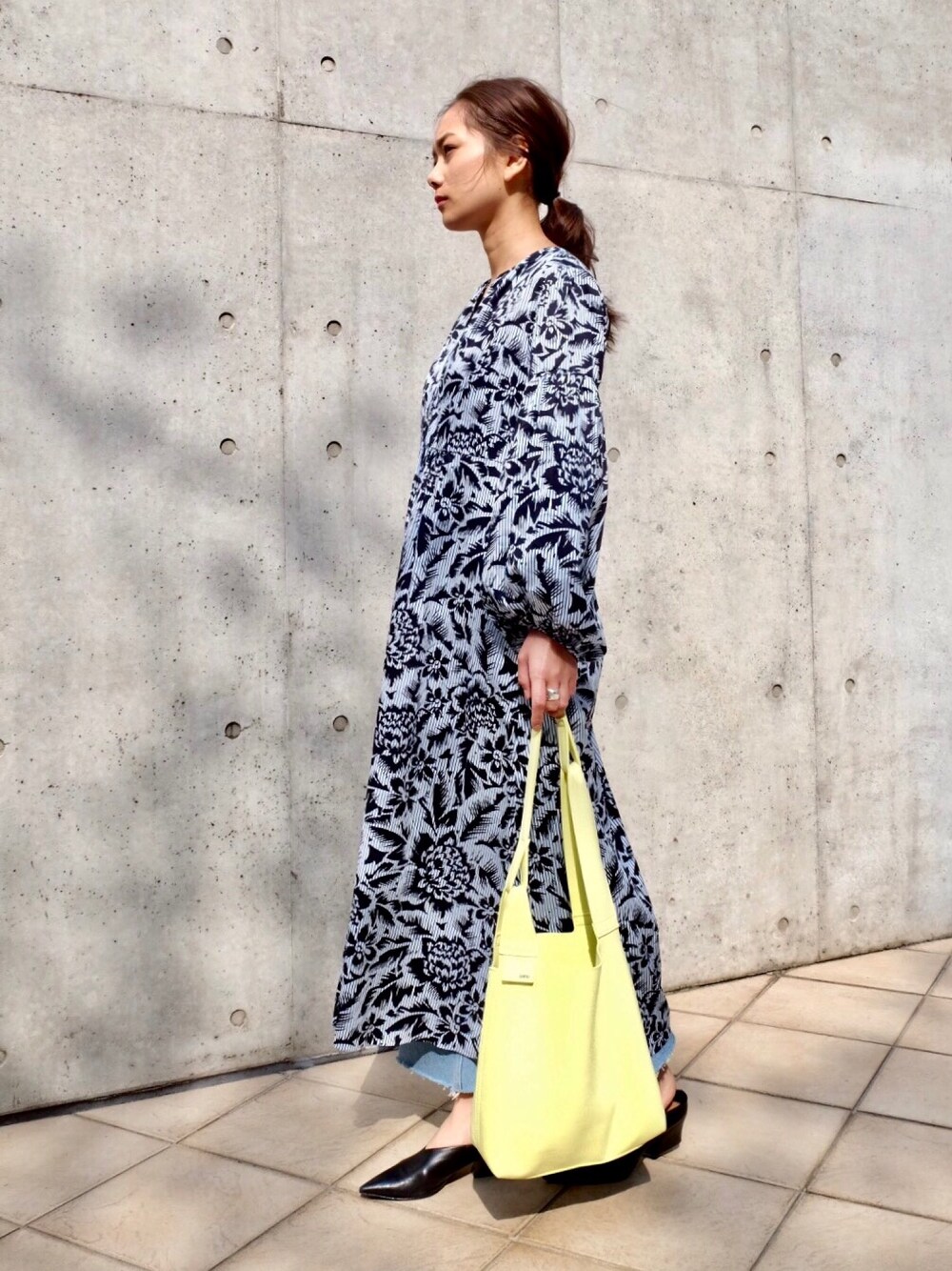 「大人カジュアル、春、休日スタイル、ワンピース、ポインテッドトゥ、イエロー」｜「zattuのアイテム（ショルダーバッグ、イエロー系）」を使った、武智志穂さん（レディース・157cm）の春コーディネートの1枚目の写真
