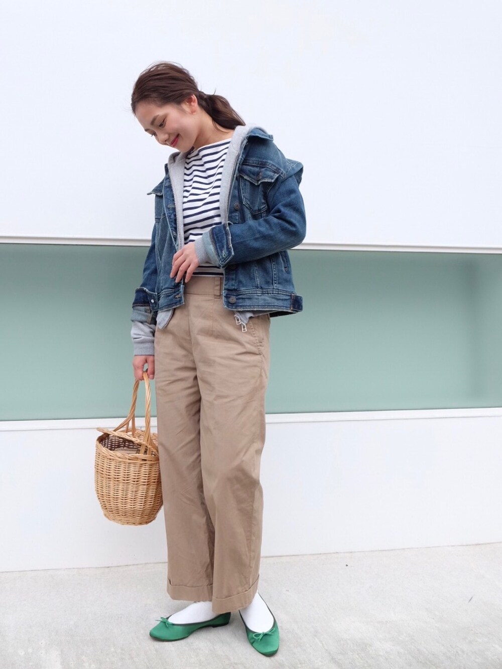 「きれいめカジュアル、はるコーデ、ootd、fashion、キレイめ、バレエシューズ、Gジャン、チノパン、ワイドパンツ、ボーダー」｜「GALLARDAGALANTEのサテンバレエシューズ（バレエシューズ、グリーン系）」を使った、武智志穂さん（レディース・157cm）の春コーディネートの1枚目の写真