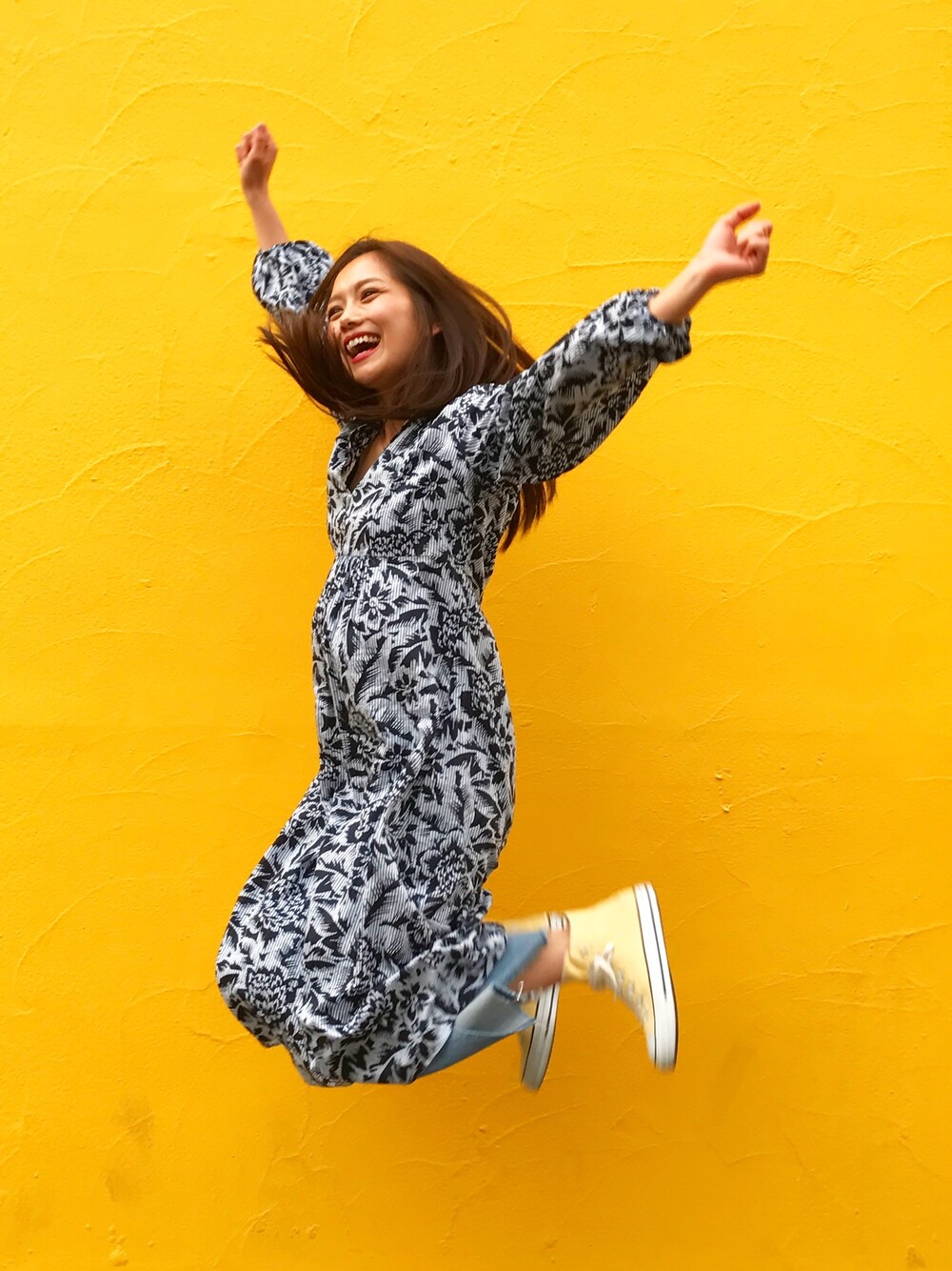 「パンツスタイル、ゆるコーデ、オトナカジュアル、デニムパンツ、converse、イエロー、武智志穂」｜「ZARAのアイテム（ワンピース、ブルー系）」を使った、武智志穂さん（レディース・157cm）の春コーディネートの1枚目の写真