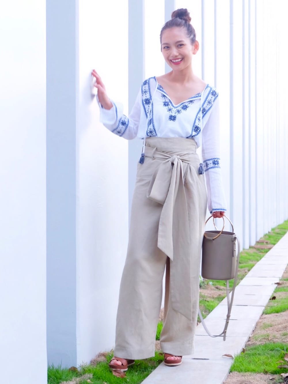 「カジュアルコーデ、オトナ女子、ラクチンコーデ、夏、ブラウス、刺繍ブラウス、ワイドパンツ、ウェッジソール、ウエストイン、武智志穂」｜「GALLARDAGALANTEのハイウエストラップパンツ（その他パンツ、ベージュ系）」を使った、武智志穂さん（レディース・157cm）の夏コーディネートの1枚目の写真