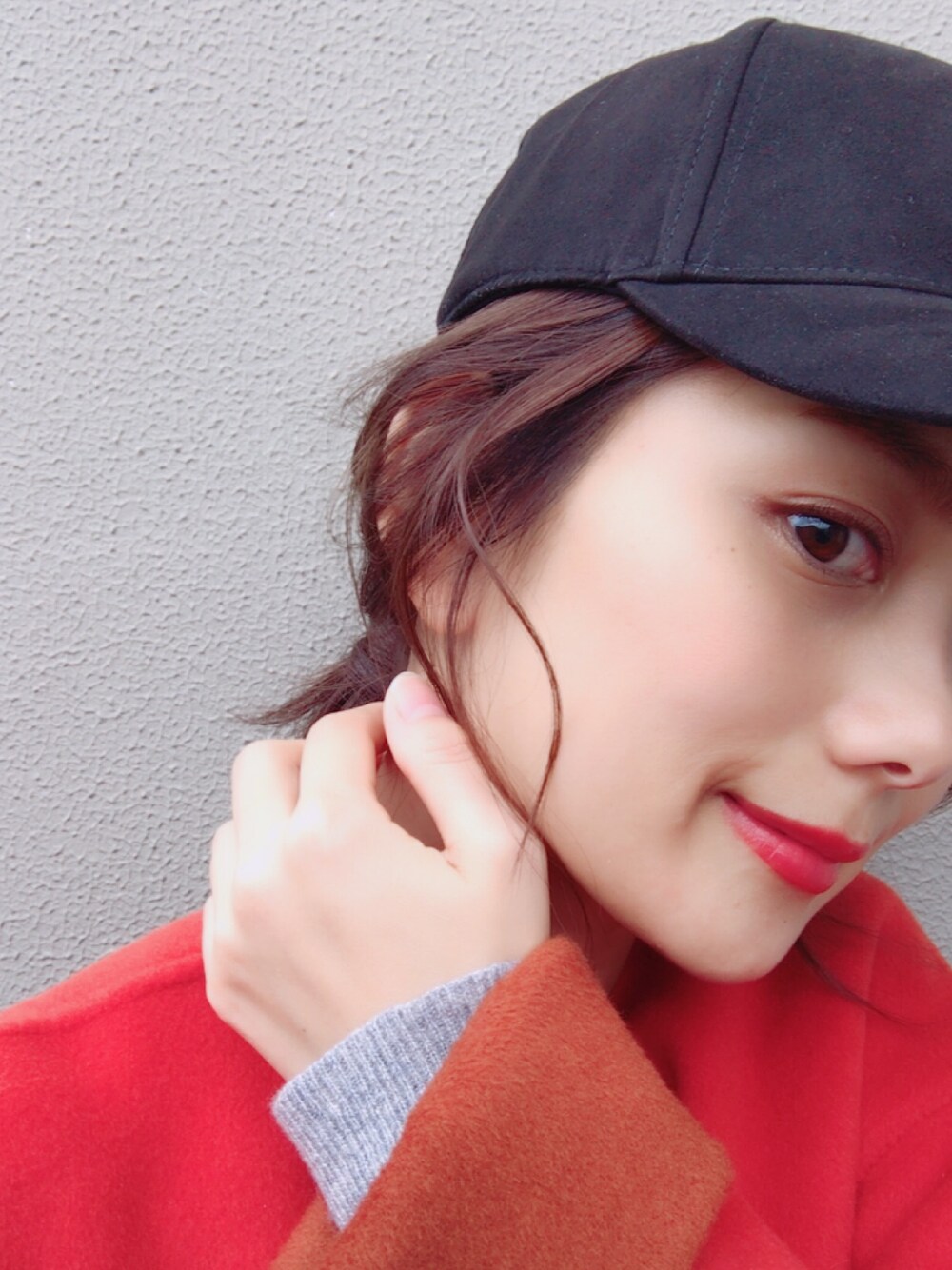 「冬コーデ、オトナ女子、シンプル、プチプラコーデ、黒、CAP、キャップ、武智志穂、ヘアアレンジ」｜「H&Mのアイテム（キャップ、ブラック系）」を使った、武智志穂さん（レディース・157cm）の冬コーディネートの1枚目の写真