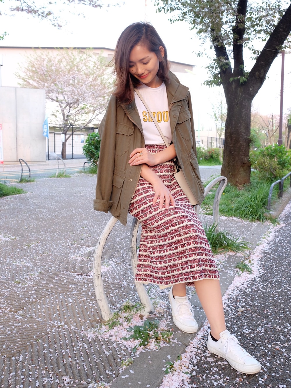 「スニーカーコーデ、オトナ女子、春、休日スタイル、カーキ、スカート、武智志穂」｜「Mila OwenのラバープリントロゴTシャツ（Tシャツ/カットソー、ホワイト系）」を使った、武智志穂さん（レディース・157cm）の春コーディネートの1枚目の写真