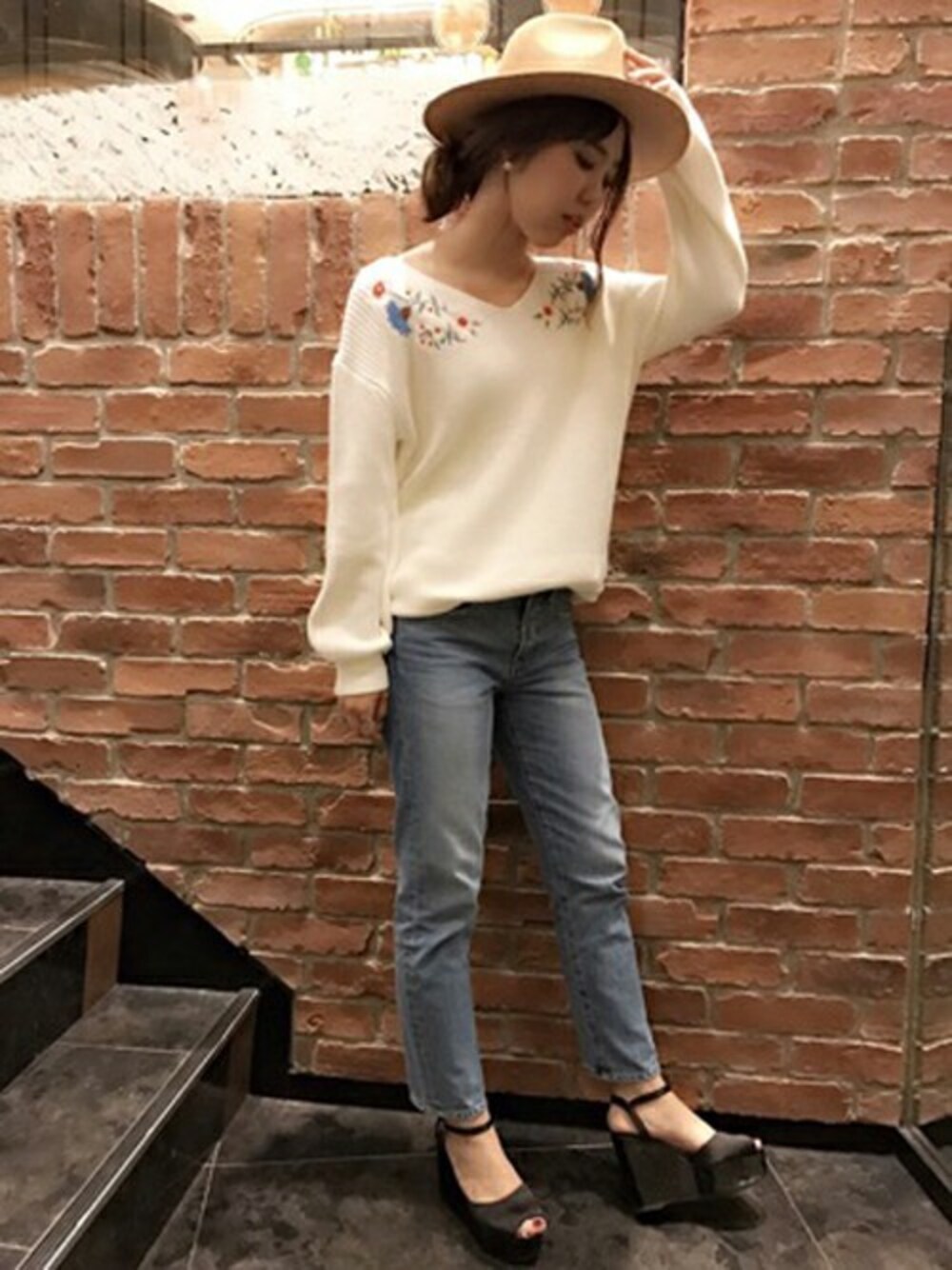 「#ニット、＃デニム、#dazzlin 、#きれいめカジュアル、#刺繍、#spring、#春コーデ、#シンプルコーデ、#ootd、#カジュアルコーデ」｜「dazzlinのエンブロイダリーニットチュニック（ニット/セーター、ホワイト系）」を使った、dazzlin SHOP STAFFさん（レディース・164cm）の春コーディネートの1枚目の写真