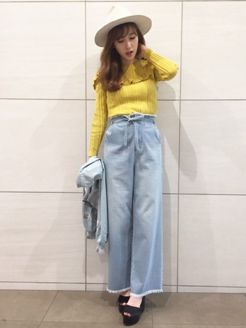 「＃デニム、＃ワイドパンツ、#dazzlin 、#きれいめカジュアル、#spring、#シンプル、#パンツスタイル、#春コーデ、#ootd、#カジュアルコーデ」｜「dazzlinのリバーシブル刺繍ブルゾン（ブルゾン、グリーン系）」を使った、dazzlin SHOP STAFFさん（レディース・164cm）の春コーディネートの1枚目の写真