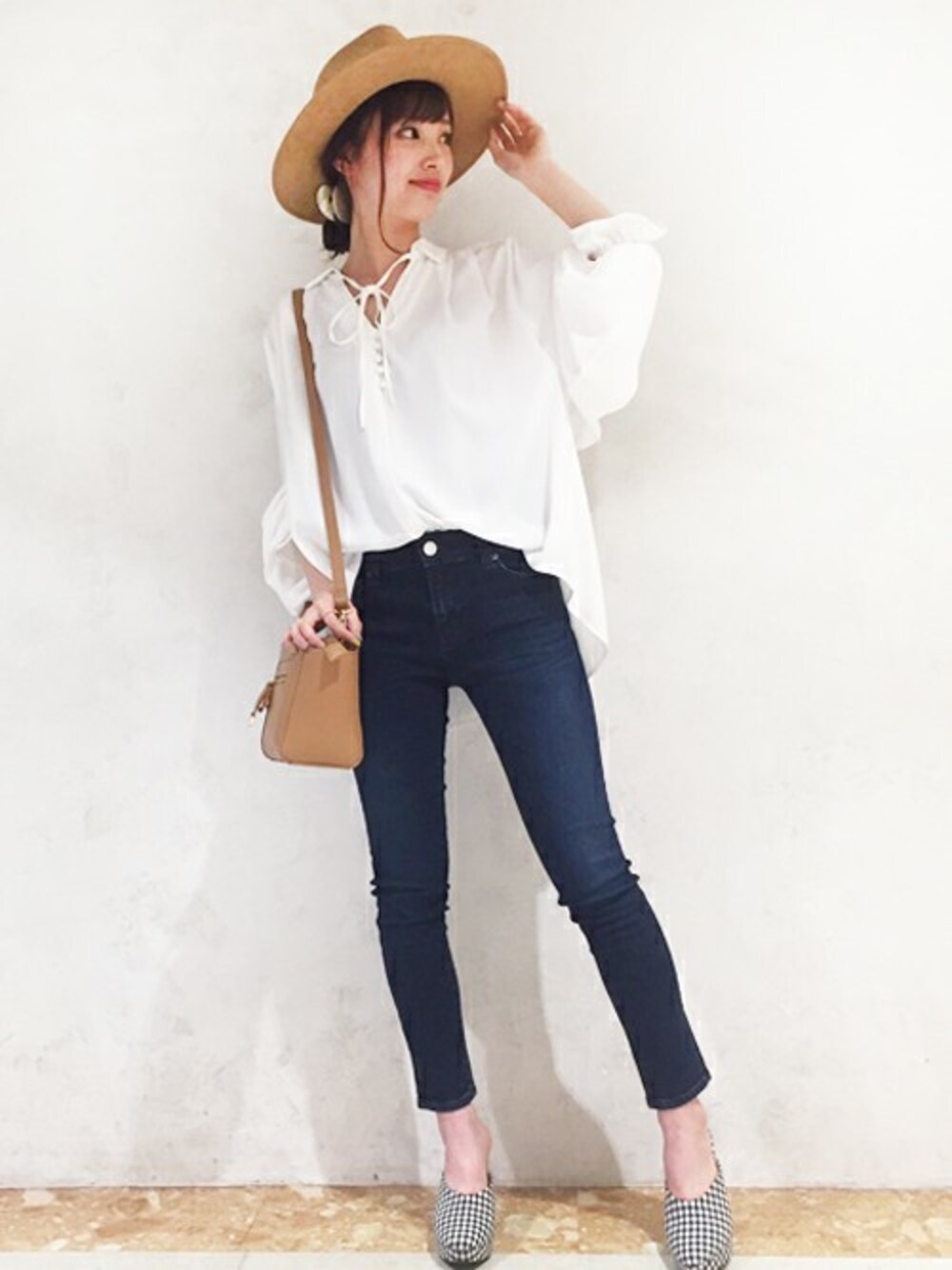 「＃デニム、#ブラウス、＃休日スタイル、#dazzlin 、#きれいめカジュアル、#spring、#春コーデ、#ootd、＃ショルダーバッグ、#カジュアルコーデ」｜「dazzlinのフェイクスウェードＨＡＴ（ハット、ブラウン系）」を使った、dazzlin SHOP STAFFさん（レディース・153cm）の春コーディネートの1枚目の写真
