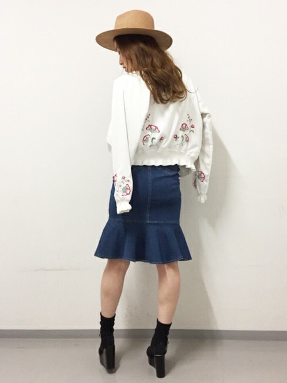 「#ブルゾン、＃デニム、＃スカート、#デニムスカート、#dazzlin 、#春アウター、#刺繍、#spring、#シンプル、#春コーデ」｜「dazzlinのリバーシブル刺繍ブルゾン（ブルゾン、ホワイト系）」を使った、dazzlin SHOP STAFFさん（レディース・165cm）の春コーディネートの1枚目の写真