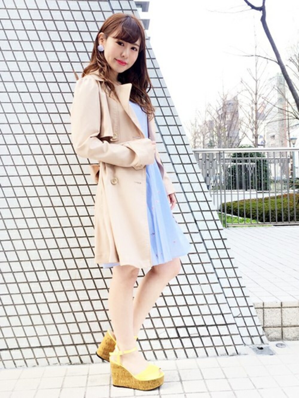 「＃ワンピース、＃休日スタイル、#ストライプ、#花柄、#トレンチコート、#dazzlin 、#春アウター、#outfit、#春コーデ、＃大人ガーリー」｜「dazzlinのスプリングＤＲＥＳＳトレンチコート（トレンチコート、ベージュ系）」を使った、dazzlin SHOP STAFFさん（レディース・150cm）の春コーディネートの1枚目の写真