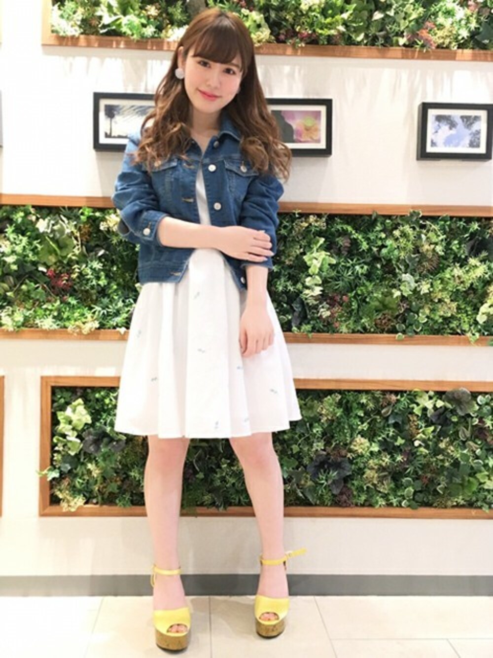 「＃ワンピース、＃デニム、＃休日スタイル、#花柄、#dazzlin 、#Gジャン、#春アウター、#outfit、#春コーデ、#デニムコーデ」｜「dazzlinのパイピングカットデニムＧジャン（デニムジャケット、ブルー系）」を使った、dazzlin SHOP STAFFさん（レディース・150cm）の春コーディネートの1枚目の写真