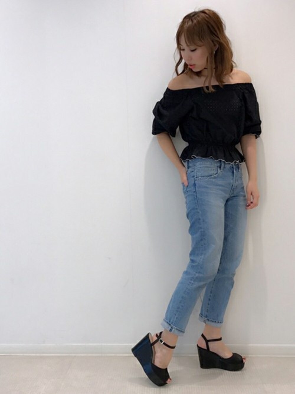 ブラック系のシャツ/ブラウス、ブルー系のデニムパンツ、ブラック系のサンダルを着用したレディースの春コーディネートの1枚目の写真