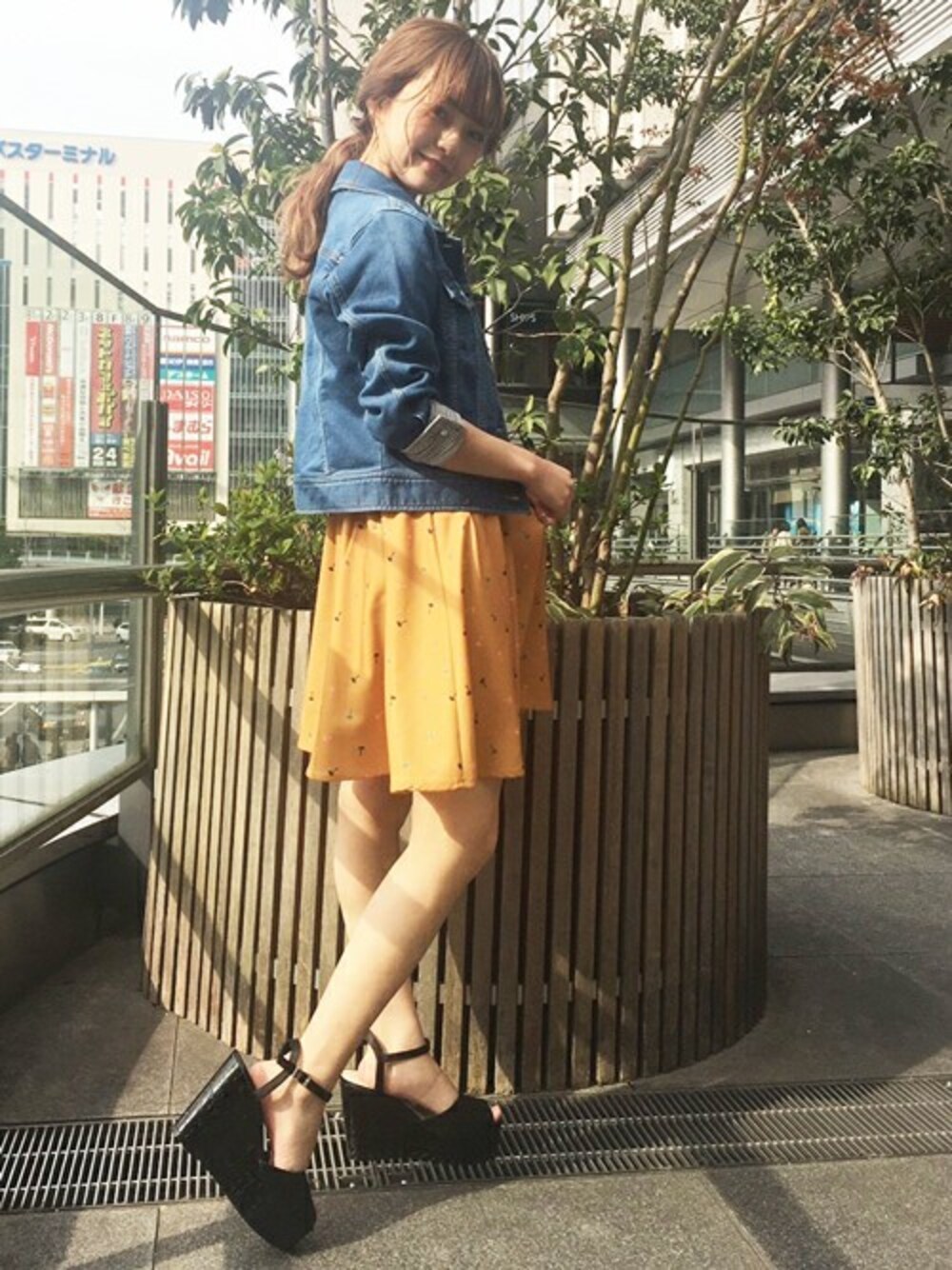 「＃ワンピース、＃休日スタイル、#denim、#dazzlin 、#Gジャン、#きれいめカジュアル、#spring、#シンプル、#春コーデ、#オトナ女子」｜「dazzlinのパイピングカットデニムＧジャン（デニムジャケット、ブルー系）」を使った、dazzlin SHOP STAFFさん（レディース・156cm）の春コーディネートの1枚目の写真