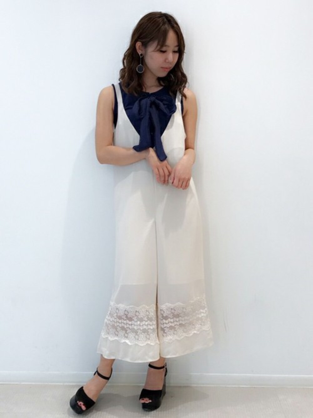 「#オールインワン、#dazzlin 、＃ラフ、#きれいめカジュアル、#outfit、#シンプル、#summer、#きれいめ、#夏コーデ、#カジュアルコーデ」｜「dazzlinのフロントレースアップカットトップス（Tシャツ/カットソー、ブルー系）」を使った、dazzlin SHOP STAFFさん（レディース・164cm）の春コーディネートの1枚目の写真