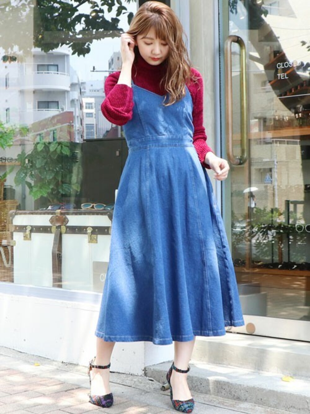 ブルー系のワンピース、その他のパンプスを着用したレディースの夏コーディネートの1枚目の写真