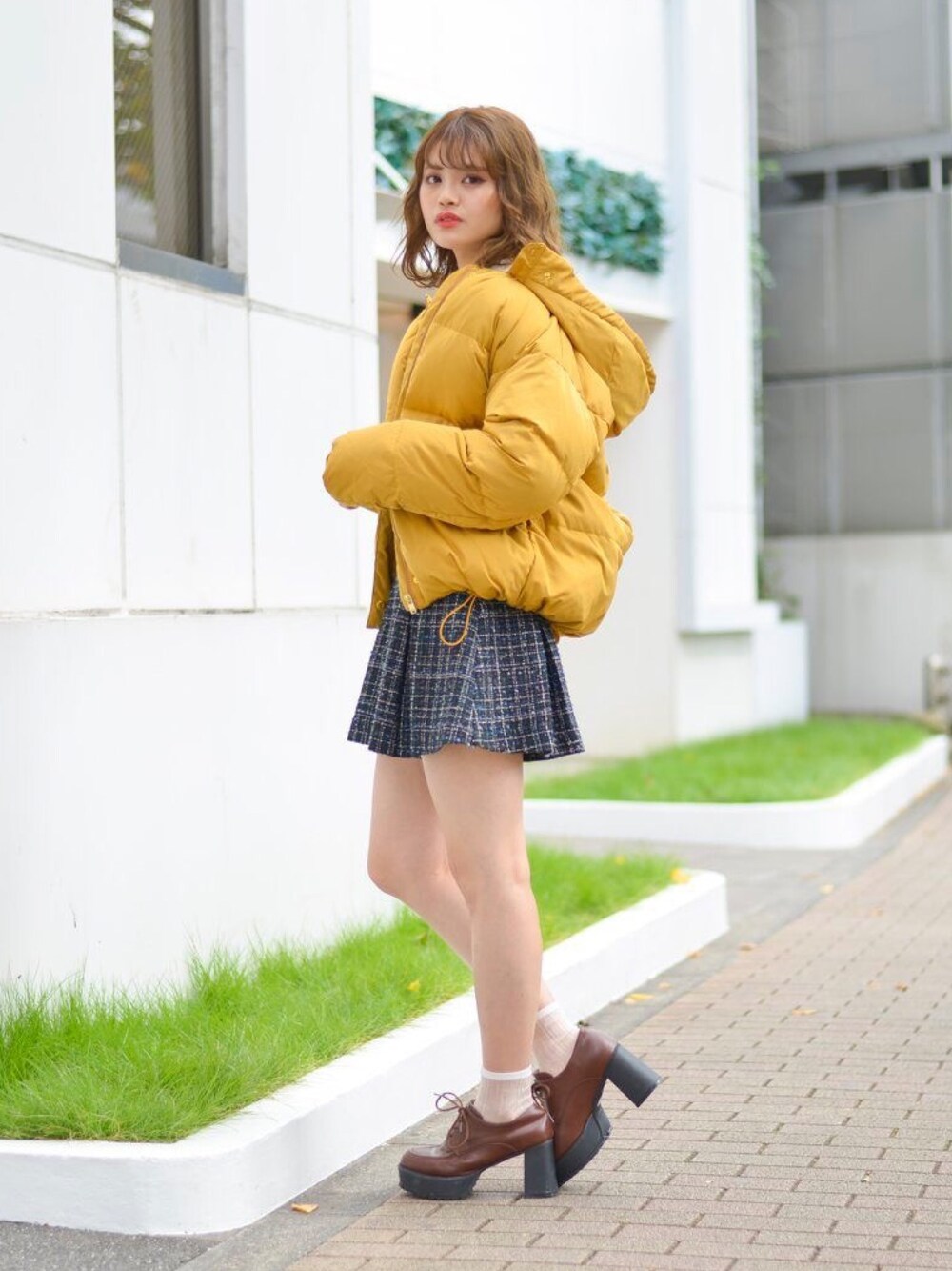 「dazzlin、ダズリン、大人カジュアル、カジュアルコーデ、ダウンジャケット、アウター、ショートパンツ、オトナ女子」｜「dazzlinのダウンジャケット（ダウンジャケット/コート、イエロー系）」を使った、dazzlin SHOP STAFFさん（レディース・160cm）の秋コーディネートの1枚目の写真