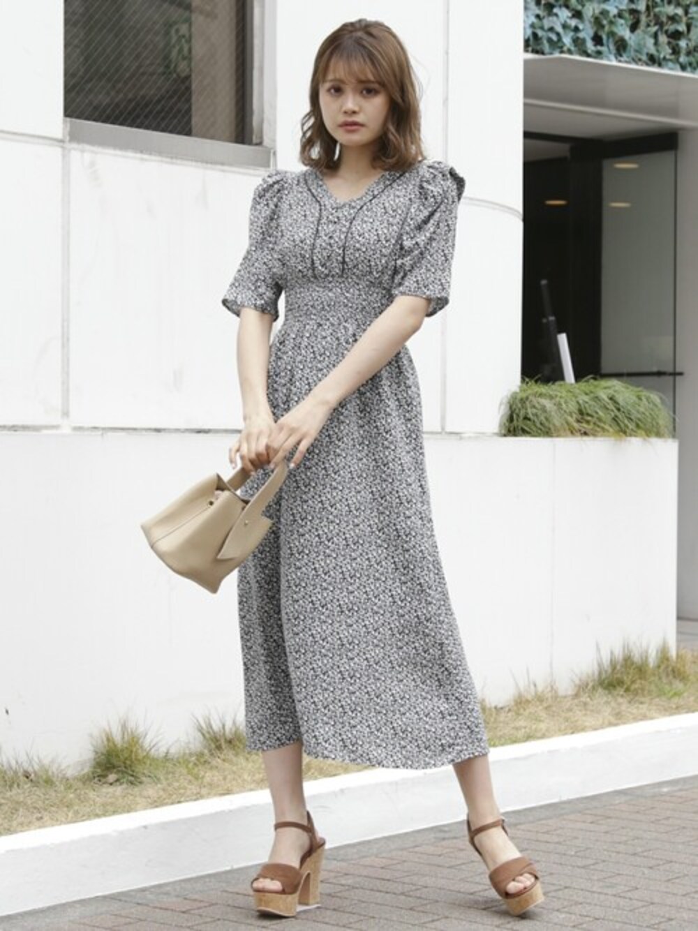 「ワンピース、花柄、サンダル、大人コーデ、小花柄、夏コーデ」｜「dazzlinのパワショルスモールフラワーワンピース（ワンピース、ブラック系）」を使った、dazzlin SHOP STAFFさん（レディース・162cm）の夏コーディネートの1枚目の写真