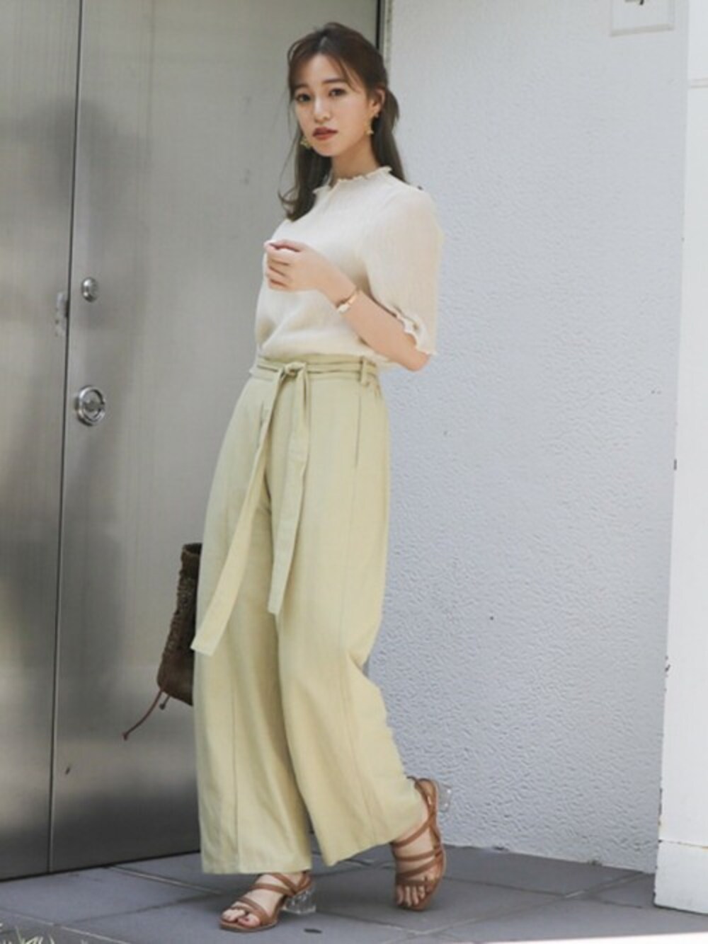 ホワイト系のシャツ/ブラウス、グリーン系のその他パンツ、ベージュ系のサンダルを着用したレディースの夏コーディネートの1枚目の写真