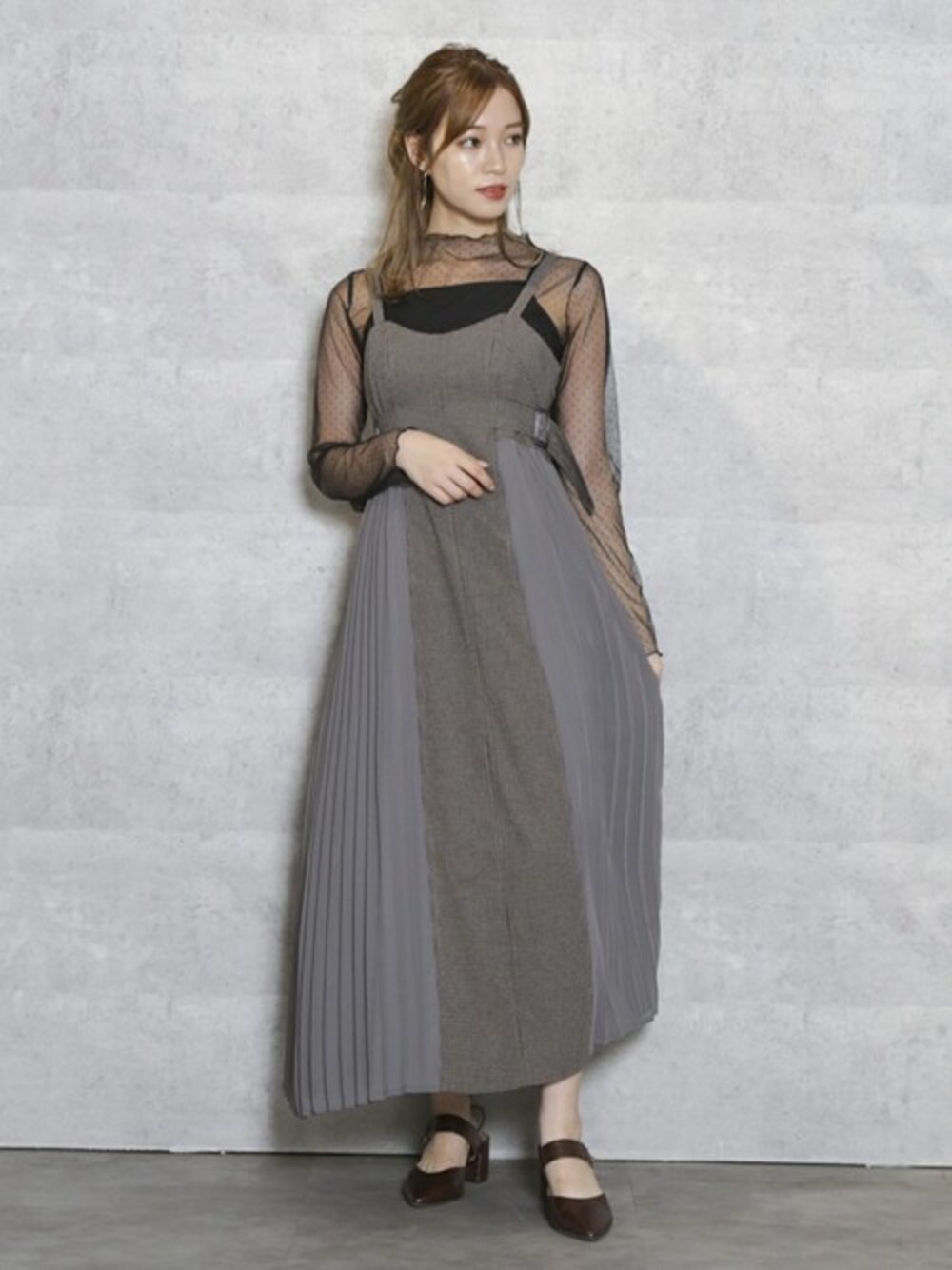 ブラウン系のワンピース、ブラック系のシャツ/ブラウス、ブラック系のパンプスを着用したレディースの夏コーディネートの1枚目の写真